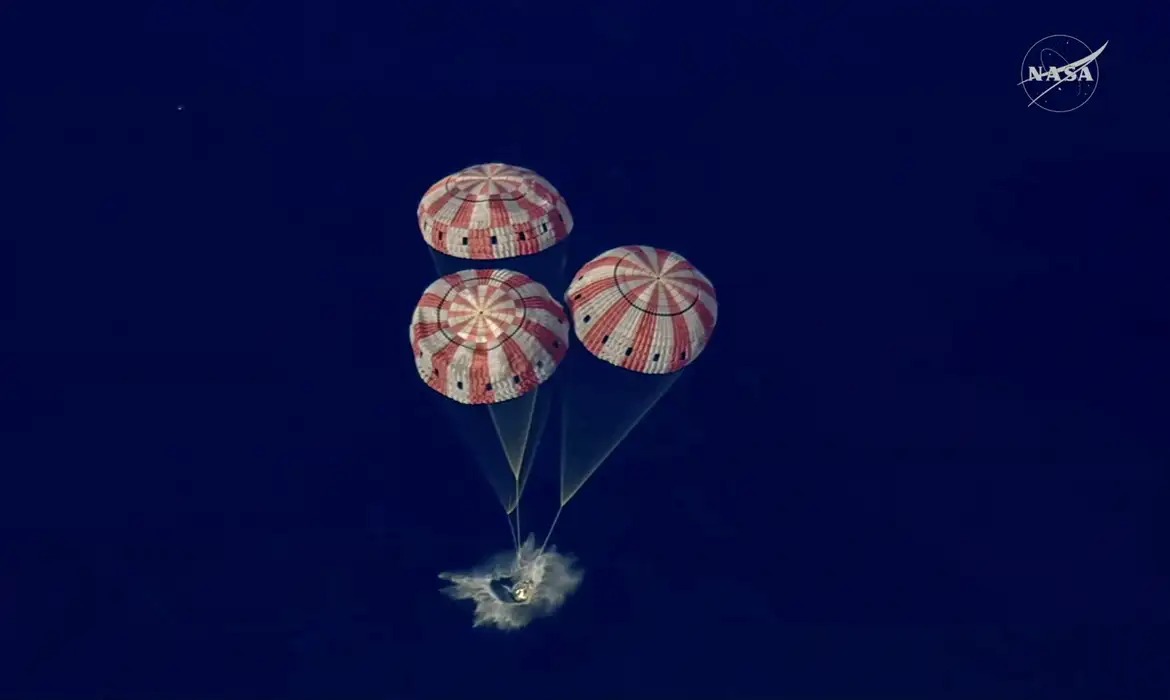 Paraquedas foram acionados e a cápsula Orion pousou com segurança no mar - Fotos Nasa Divulgação Oeste Mais