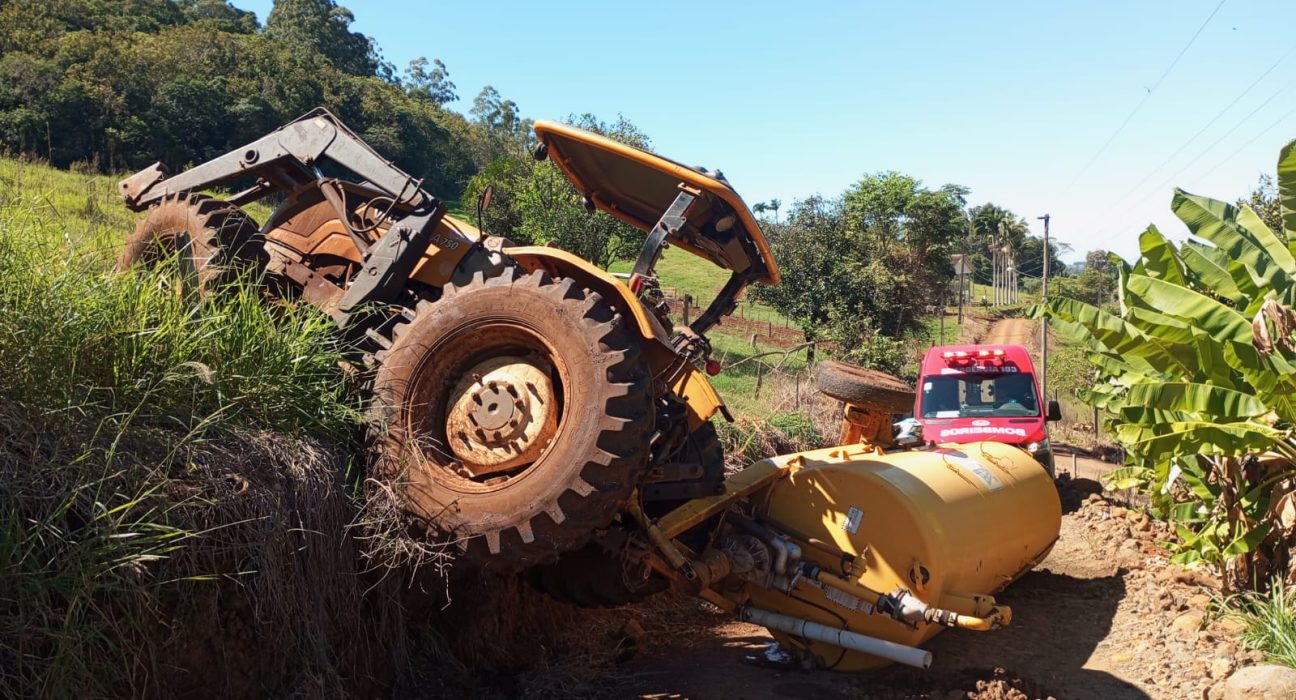 Trator desandou em um barranco - Foto Corpo de Bombeiros