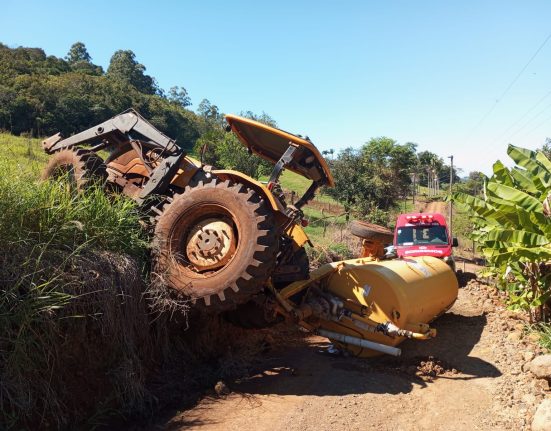 Trator desandou em um barranco - Foto Corpo de Bombeiros
