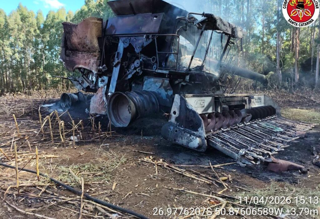 Fogo começou durante a colheita e exigiu ação rápida dos bombeiros para evitar maiores danos à plantação - Fotos Corpo de Bombeiros