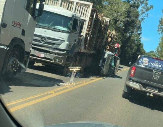Imagens registradas por caminhão mostram momento em que carro fica entre dois veículos pesados antes de tombar - Foto Polícia Militar Rodoviária