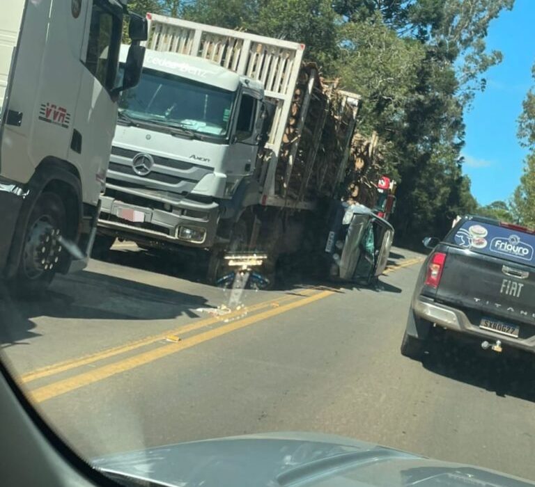 Imagens registradas por caminhão mostram momento em que carro fica entre dois veículos pesados antes de tombar - Foto Polícia Militar Rodoviária