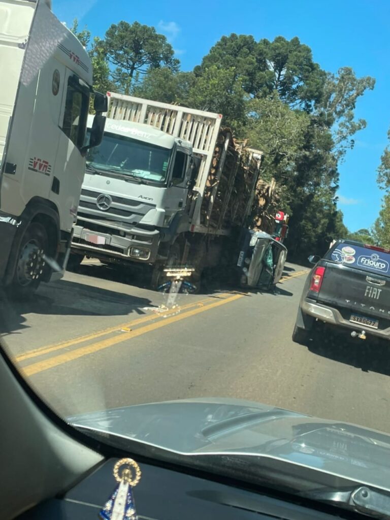 Imagens registradas por caminhão mostram momento em que carro fica entre dois veículos pesados antes de tombar - Foto Polícia Militar Rodoviária