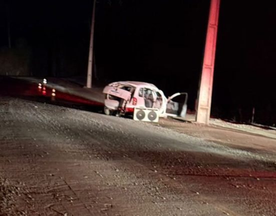O carro capotou na noite desta sexta-feira - Foto Corpo de Bombeiros