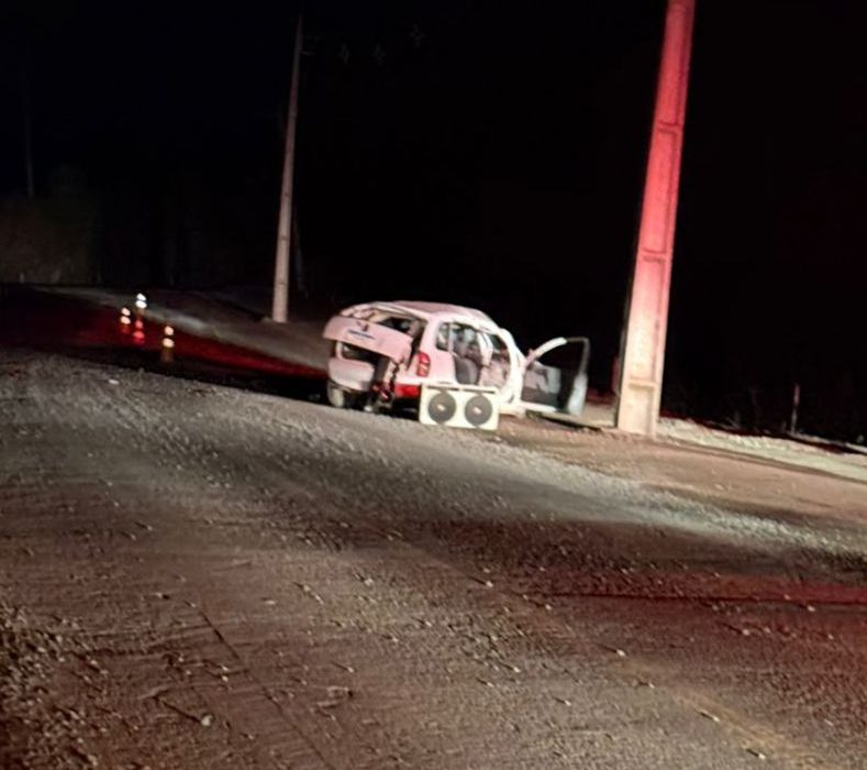 O carro capotou na noite desta sexta-feira - Foto Corpo de Bombeiros