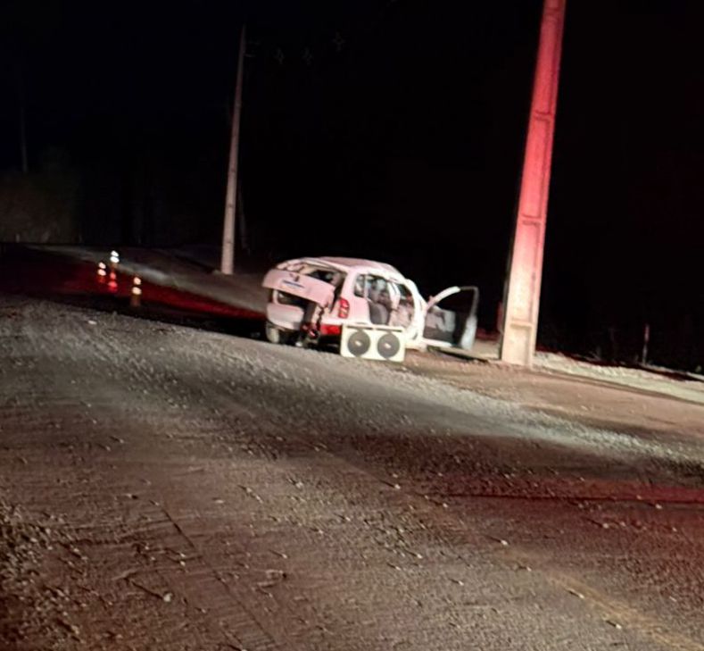 O carro capotou na noite desta sexta-feira - Foto Corpo de Bombeiros