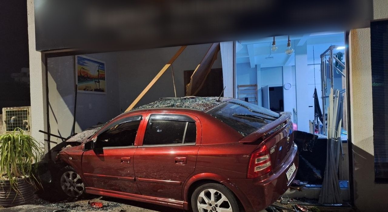 Acidente aconteceu na madrugada deste domingo - Foto Polícia Militar