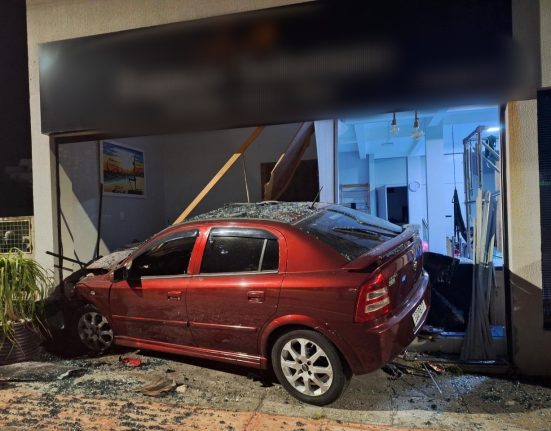 Acidente aconteceu na madrugada deste domingo - Foto Polícia Militar