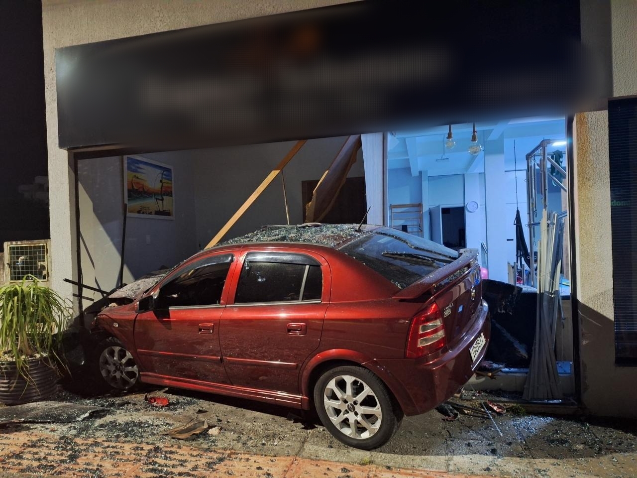 Acidente aconteceu na madrugada deste domingo - Foto Polícia Militar