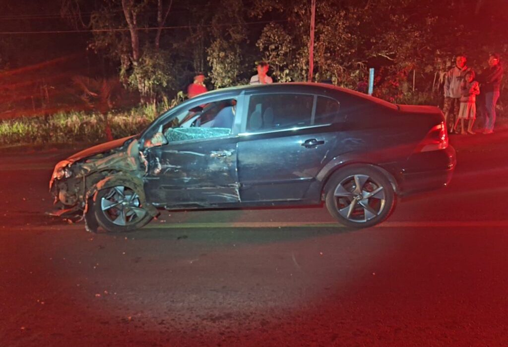 Acidente foi registrado por volta das 22h30 e envolveu dois veículos com danos de média monta - Foto Polícia Militar