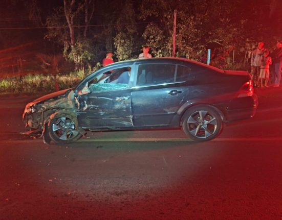 Acidente foi registrado por volta das 22h30 e envolveu dois veículos com danos de média monta - Foto Polícia Militar