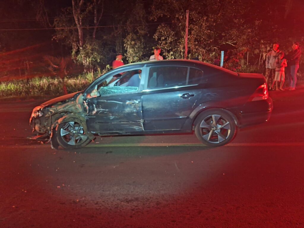 Acidente foi registrado por volta das 22h30 e envolveu dois veículos com danos de média monta - Foto Polícia Militar