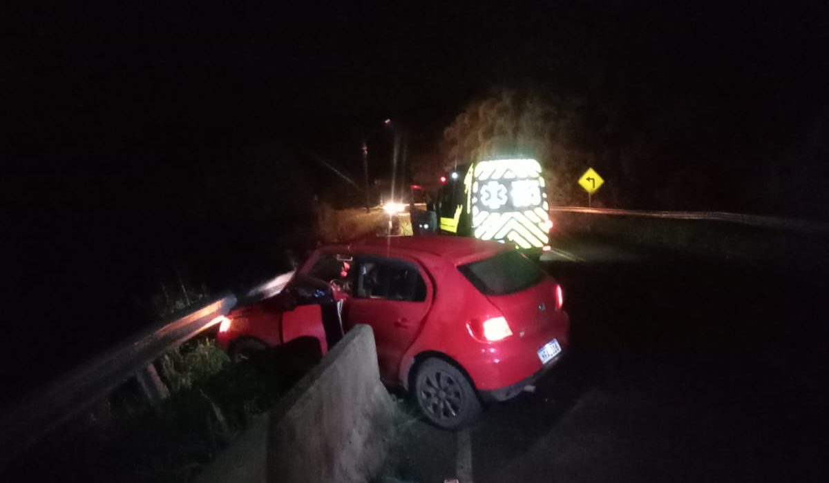 Carro colide contra mureta de ponte na SC-480 entre São Domingos e Ipuaçu