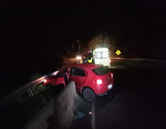 Carro colide contra mureta de ponte na SC-480 entre São Domingos e Ipuaçu
