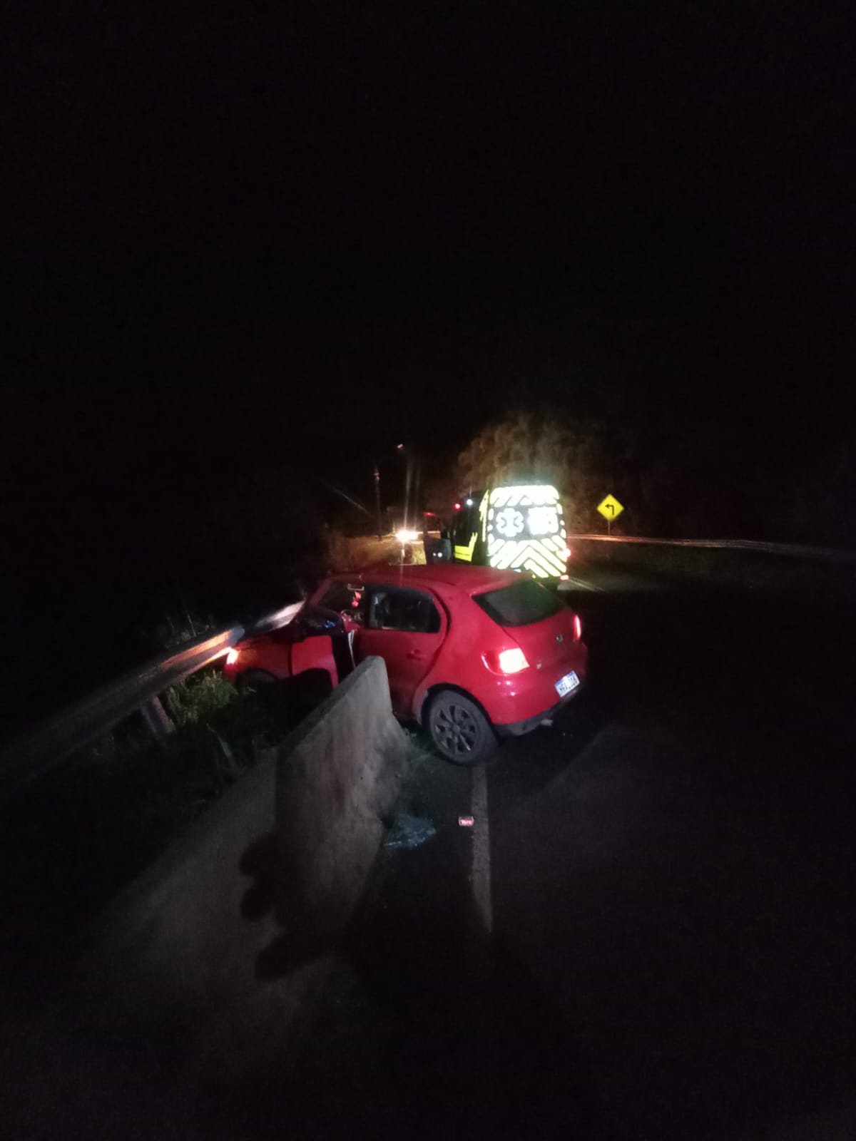 Carro colide contra mureta de ponte na SC-480 entre São Domingos e Ipuaçu