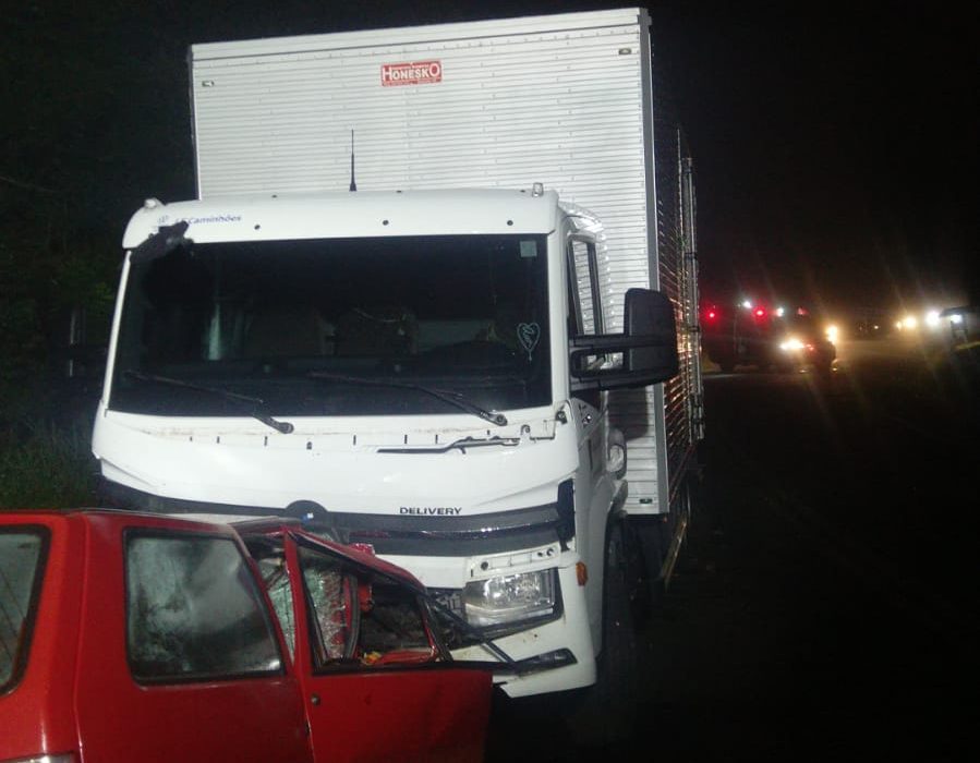 Colisão entre carro e caminhão deixa um morto em Quilombo