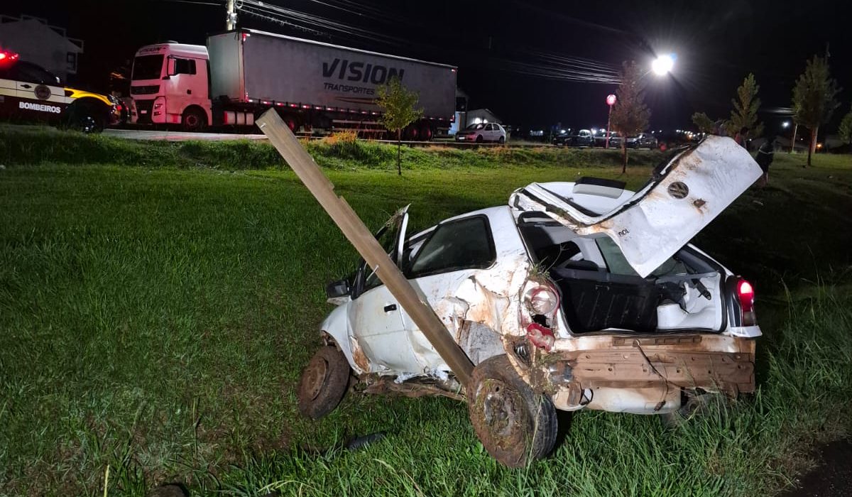 Saída de pista seguida de capotamento deixa motorista ferido na BR-282