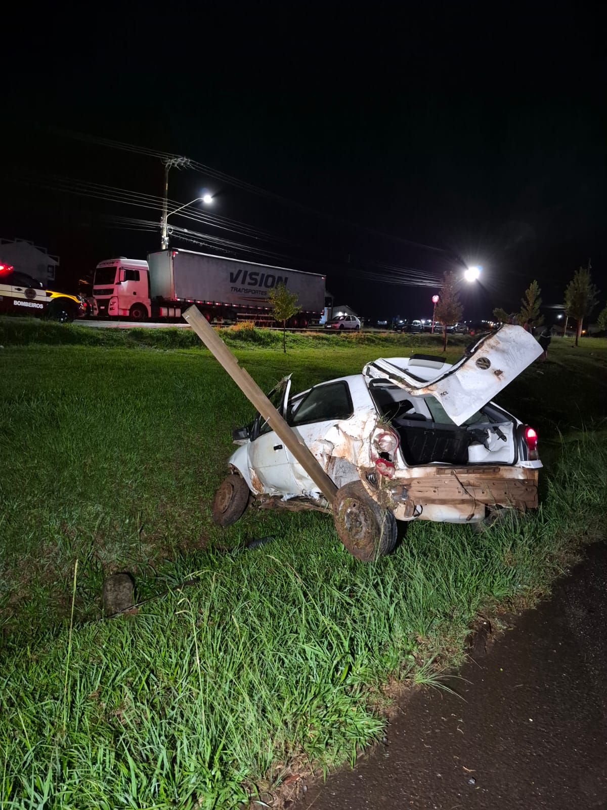 Saída de pista seguida de capotamento deixa motorista ferido na BR-282