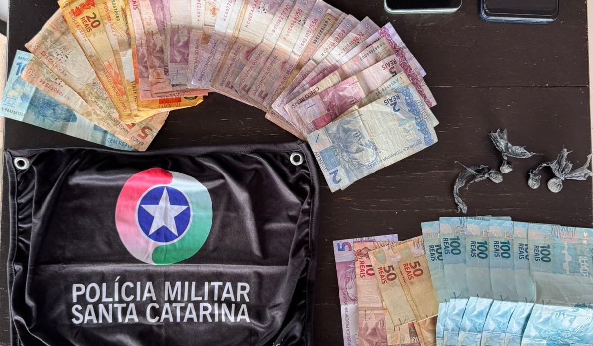 Jovens são flagrados com drogas em São Domingos