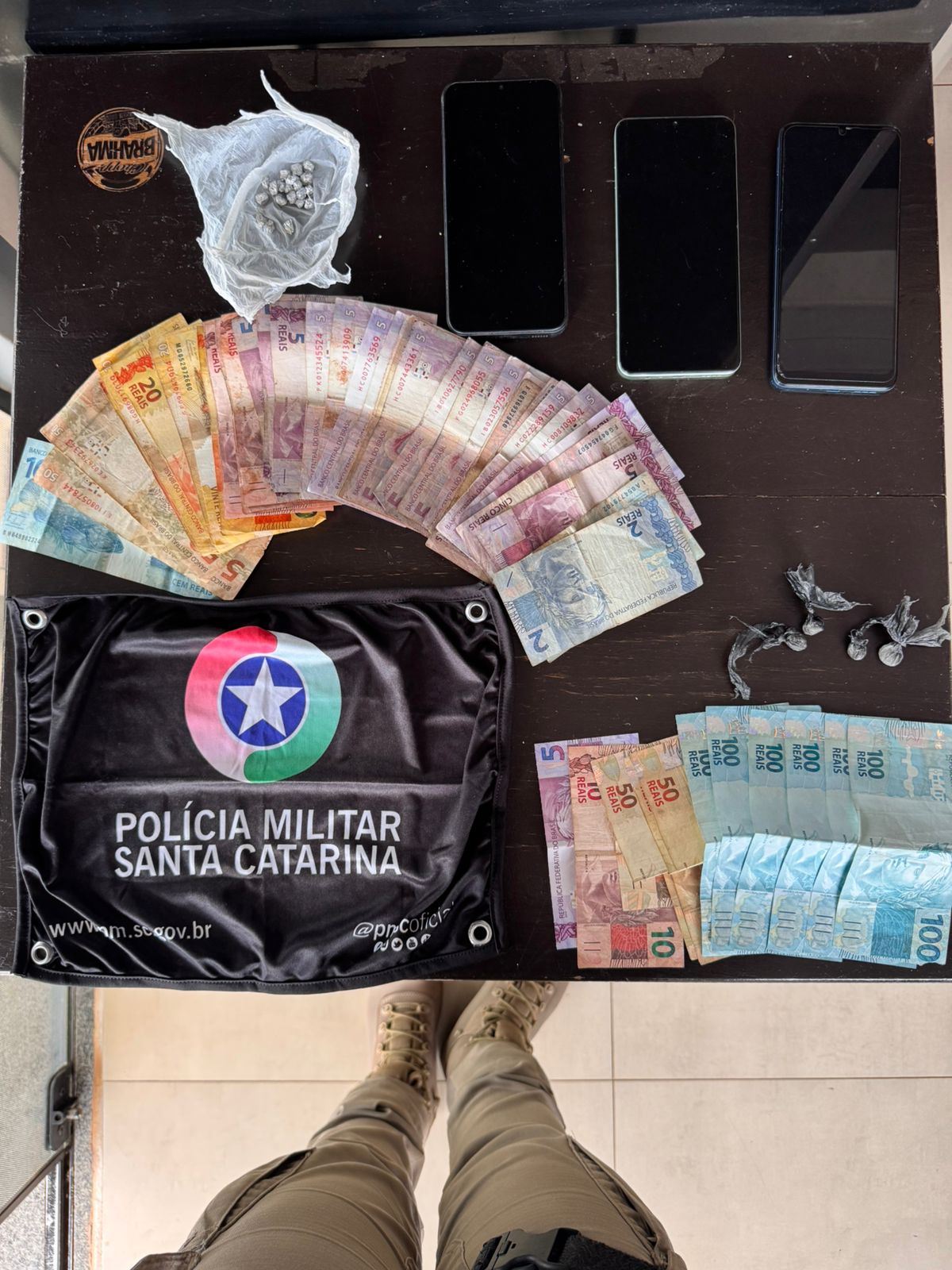 Jovens são flagrados com drogas em São Domingos