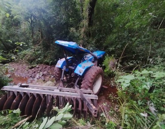 Mulher fica ferida após acidente com trator