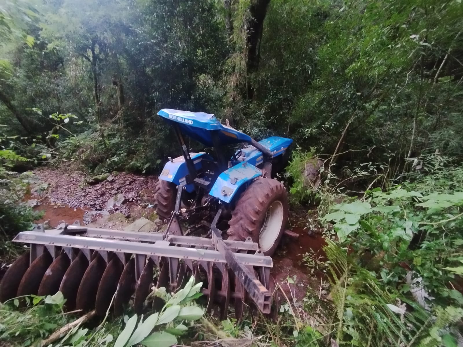 Mulher fica ferida após acidente com trator