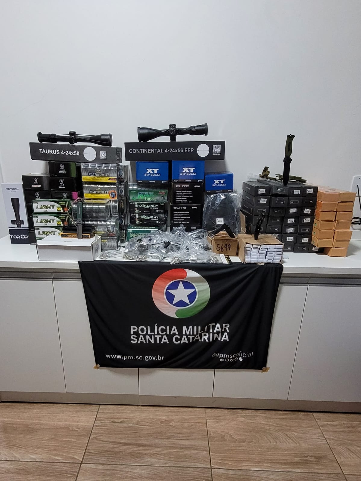 Ação ocorreu durante fiscalização da PMRv. Itens seriam destinados ao comércio irregular - Fotos Divulgação PMRv