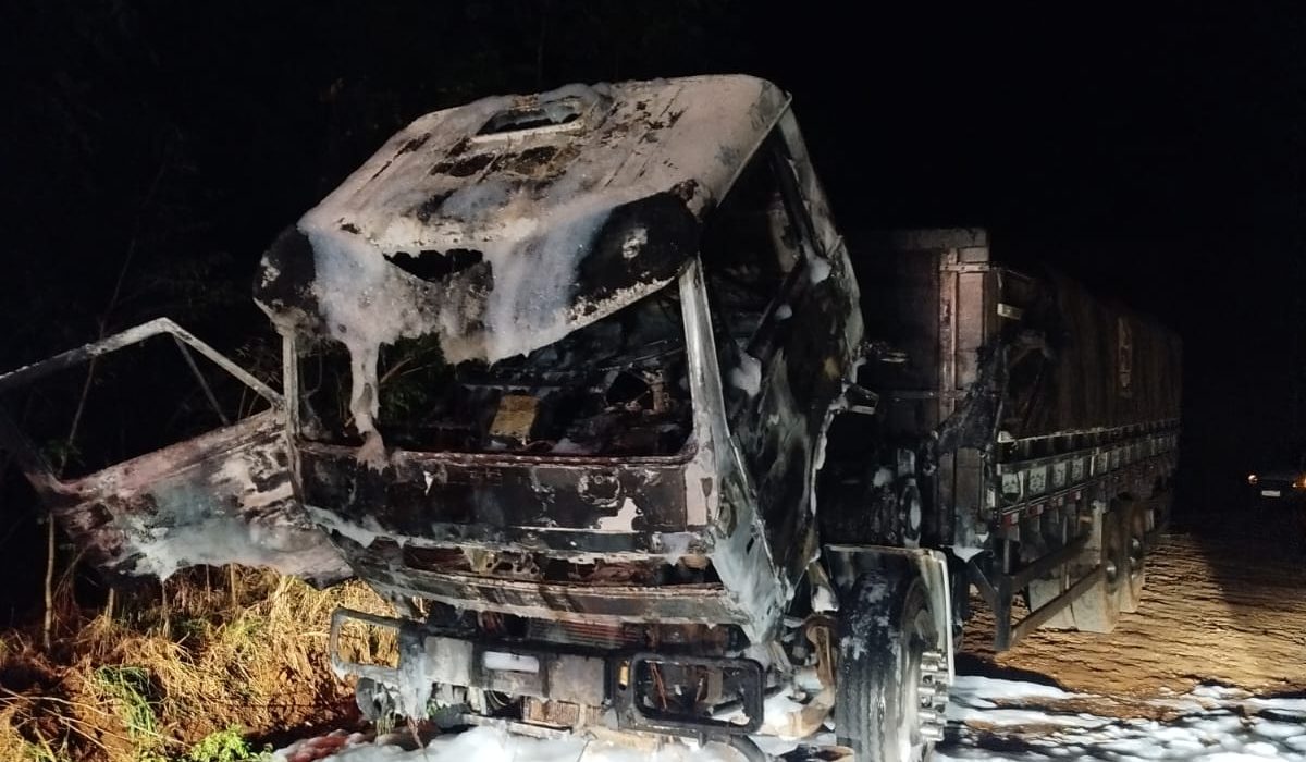 Incêndio destrói cabine de caminhão carregado com soja