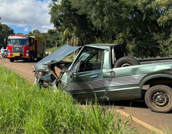 Batida deixou rodovia parcialmente interditada e vítimas com dores e ferimentos - Fotos Corpo de Bombeiros