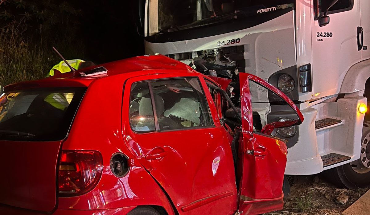 Carro e caminhão bateram de frente - Foto Corpo de Bombeiros