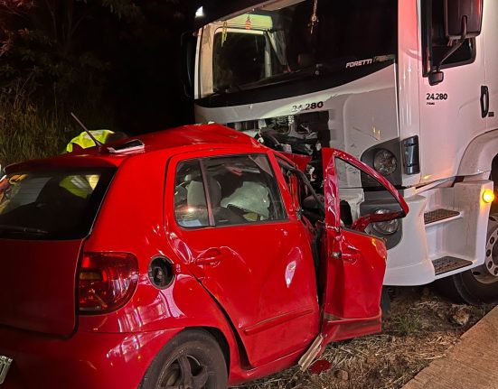 Carro e caminhão bateram de frente - Foto Corpo de Bombeiros