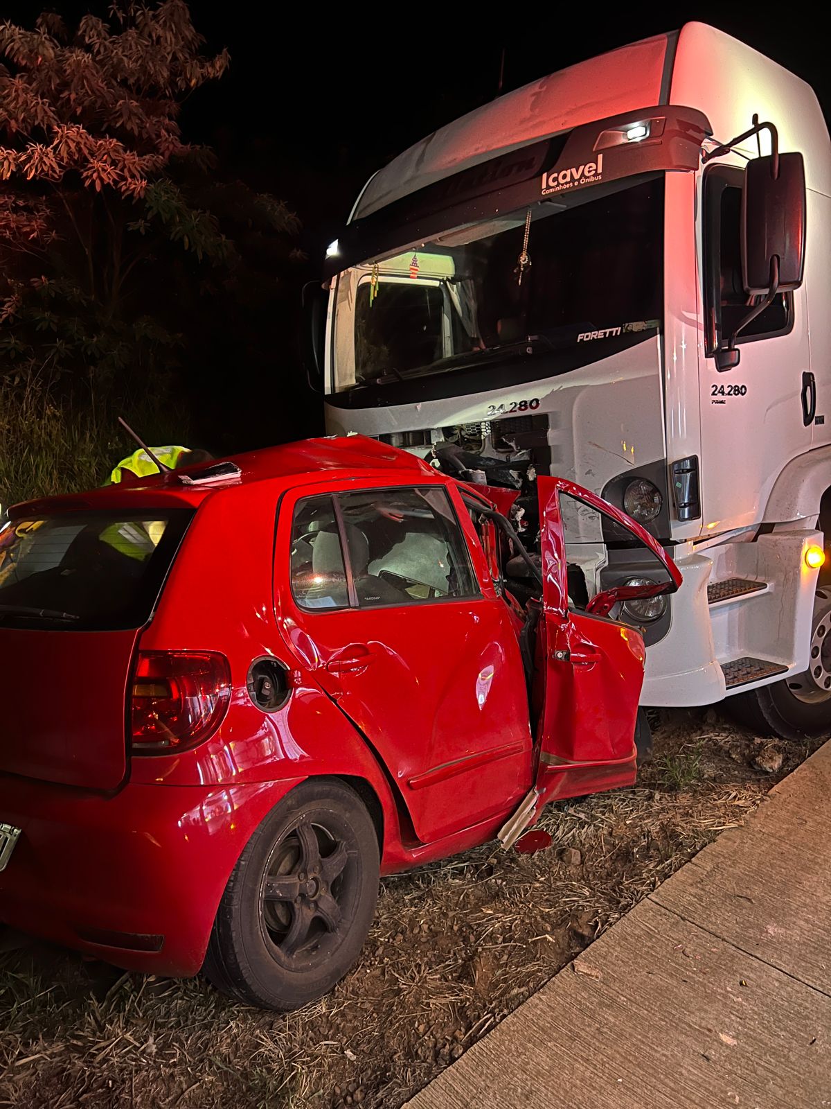 Carro e caminhão bateram de frente - Foto Corpo de Bombeiros