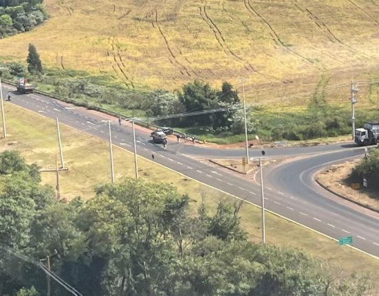 Veículo em fuga colide no contorno viário de Chapecó e casal é detido com drogas