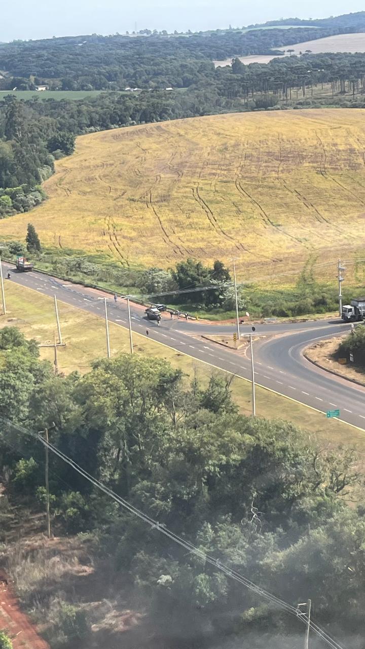 Veículo em fuga colide no contorno viário de Chapecó e casal é detido com drogas