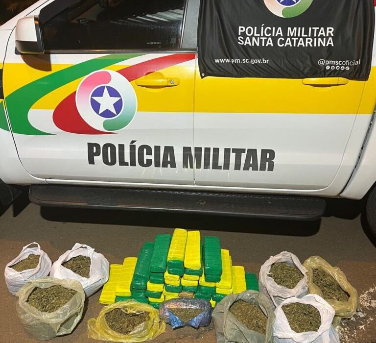 Droga estava escondida em bagagens e jovem confessou que transportava entorpecente para quitar dívida com traficante - Foto PMRv