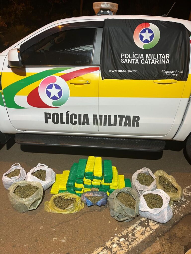 Droga estava escondida em bagagens e jovem confessou que transportava entorpecente para quitar dívida com traficante - Foto PMRv