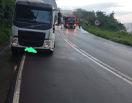 Colisão entre carro e caminhão deixa quatro feridos em Campo Erê