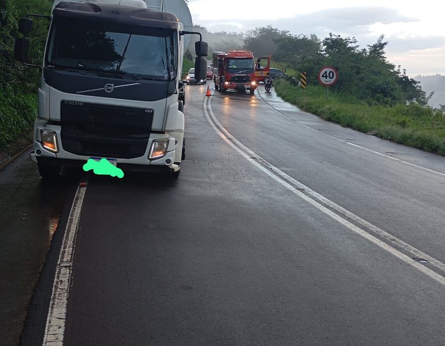 Colisão entre carro e caminhão deixa quatro feridos em Campo Erê