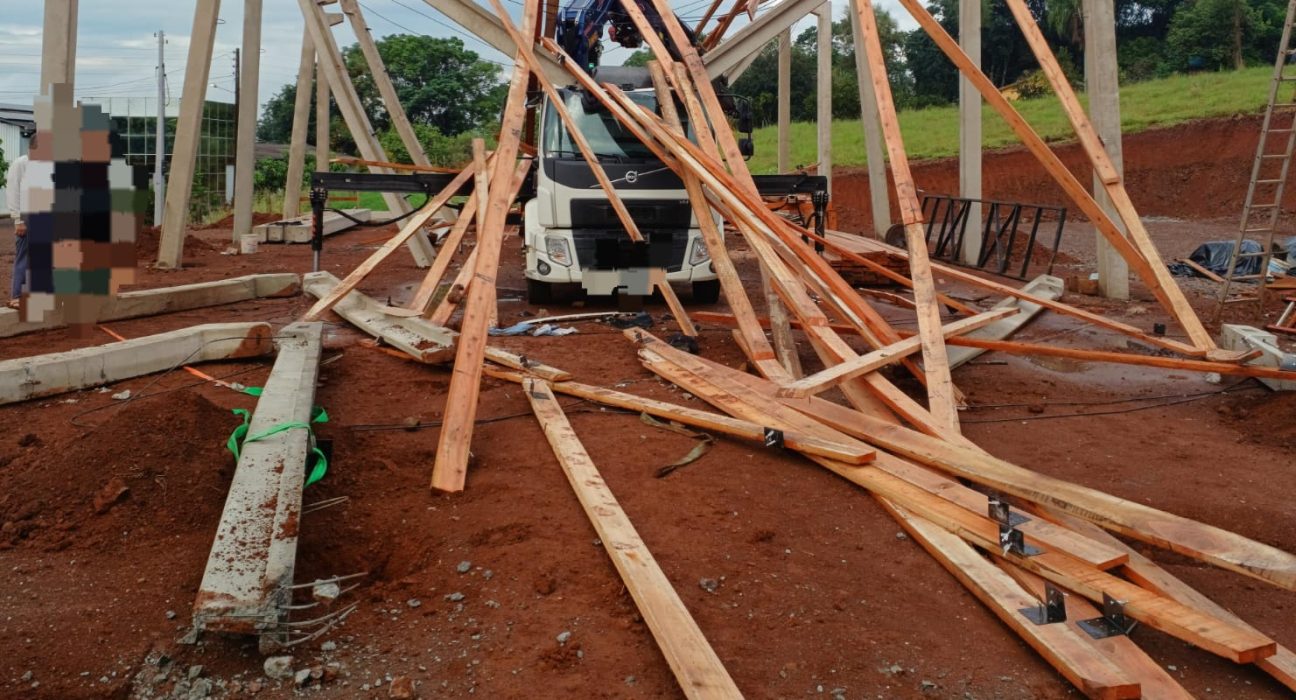 Vítimas estavam sobre a construção quando galpão cedeu; uma delas com suspeita de hemorragia interna - Foto CBMSC