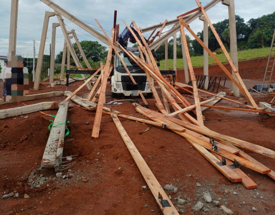 Vítimas estavam sobre a construção quando galpão cedeu; uma delas com suspeita de hemorragia interna - Foto CBMSC