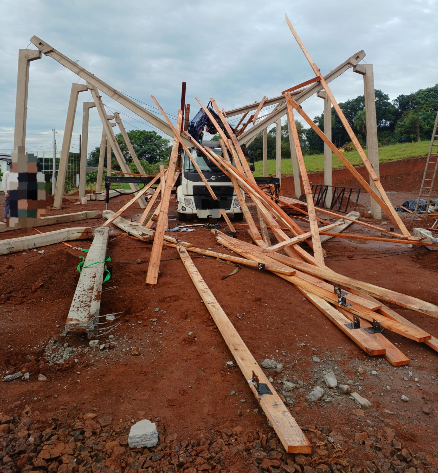 Vítimas estavam sobre a construção quando galpão cedeu; uma delas com suspeita de hemorragia interna - Foto CBMSC