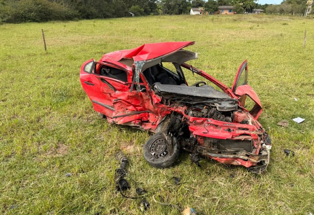 Vítima conduzia um dos veículos envolvidos na colisão transversal - Fotos PMRv