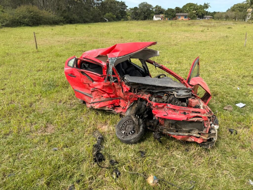 Vítima conduzia um dos veículos envolvidos na colisão transversal - Fotos PMRv