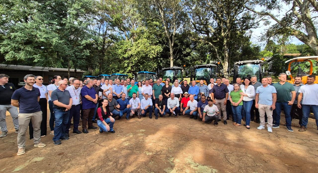 Entrega de 43 equipamentos beneficia 29 municípios