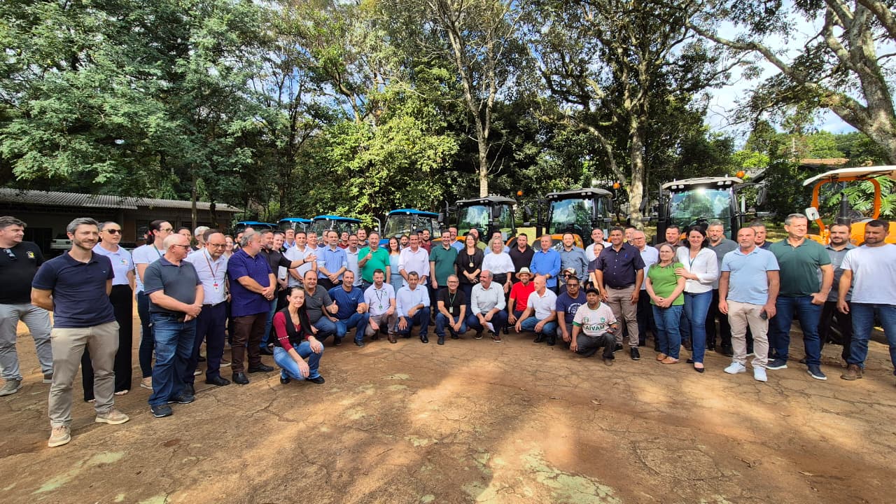 Entrega de 43 equipamentos beneficia 29 municípios
