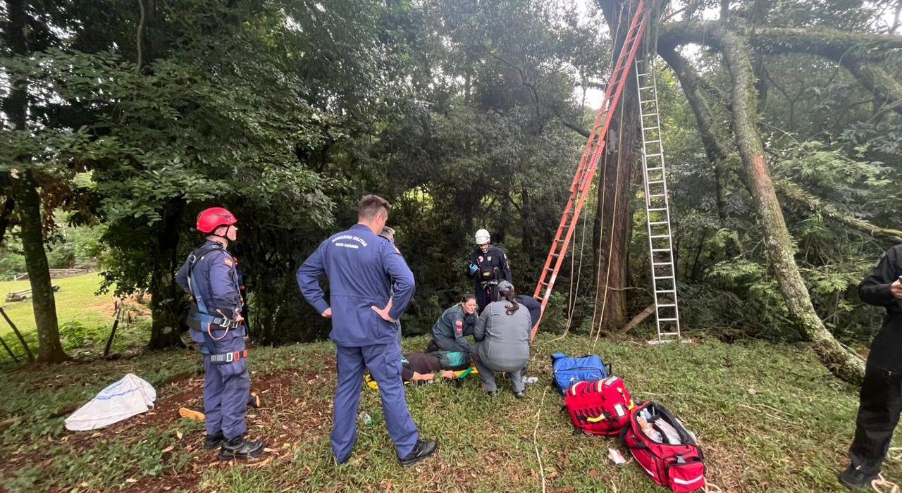 Homem é resgatado após ficar preso a 10 metros de altura em árvore
