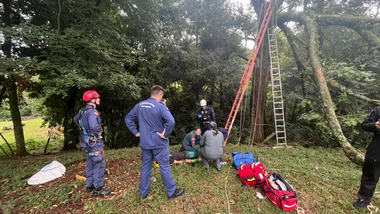 Homem é resgatado após ficar preso a 10 metros de altura em árvore