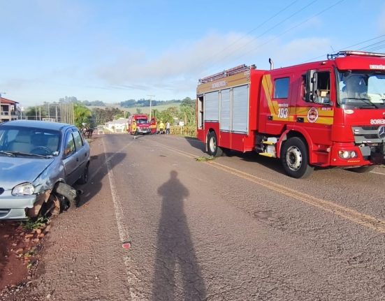 Acidente entre carro e motocicleta deixa dois feridos graves em Maravilha