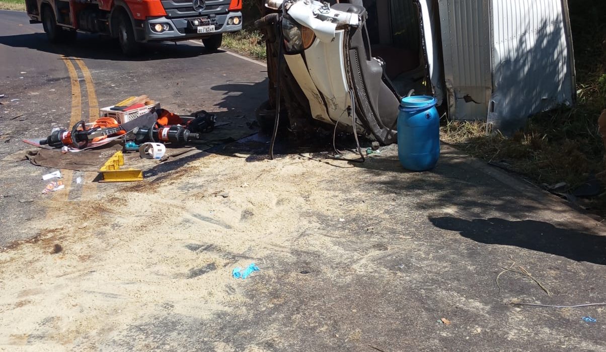 Colisão frontal entre caminhões deixa dois motoristas feridos na SC-155