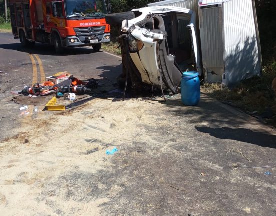 Colisão frontal entre caminhões deixa dois motoristas feridos na SC-155